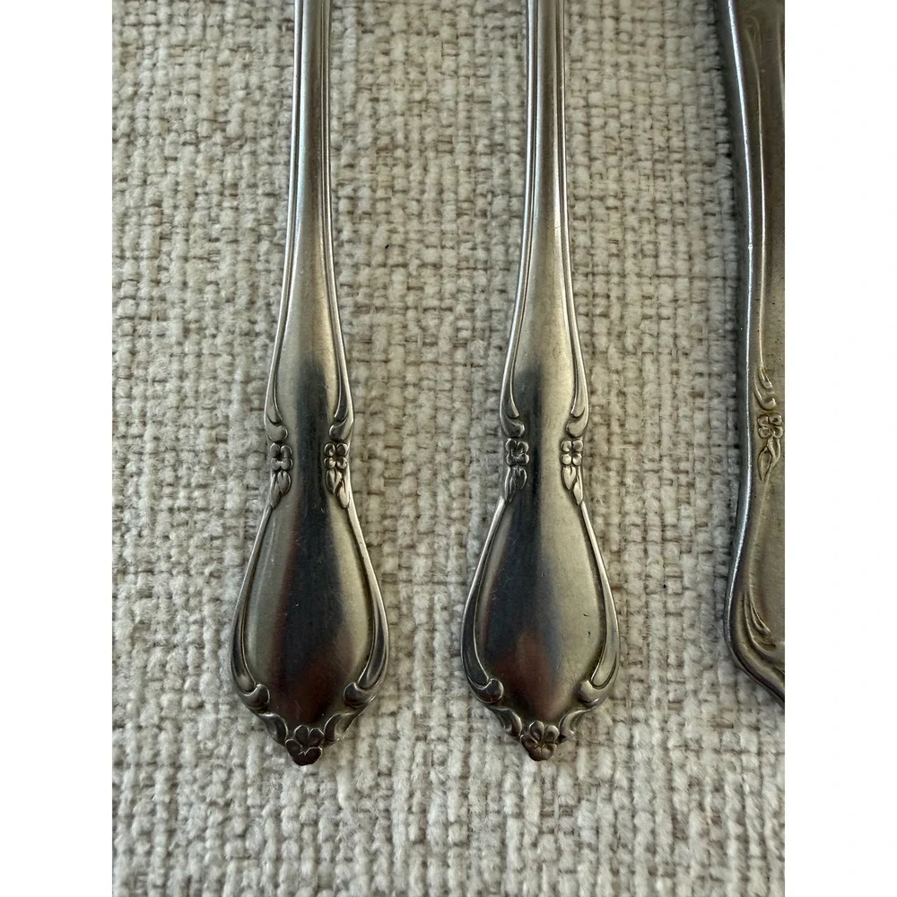Oneida Chateau Stainless Flatware 8 Pc Lot 4 Dinner Knives 2 Forks 2 Salad Forks